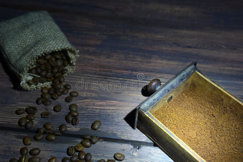 Gammal träkaffekvarnask med den lilla påsen på tabellen royaltyfri fotografi Gammal träkaffekvarnask med den lilla påsen på tabellen royaltyfri fotografi