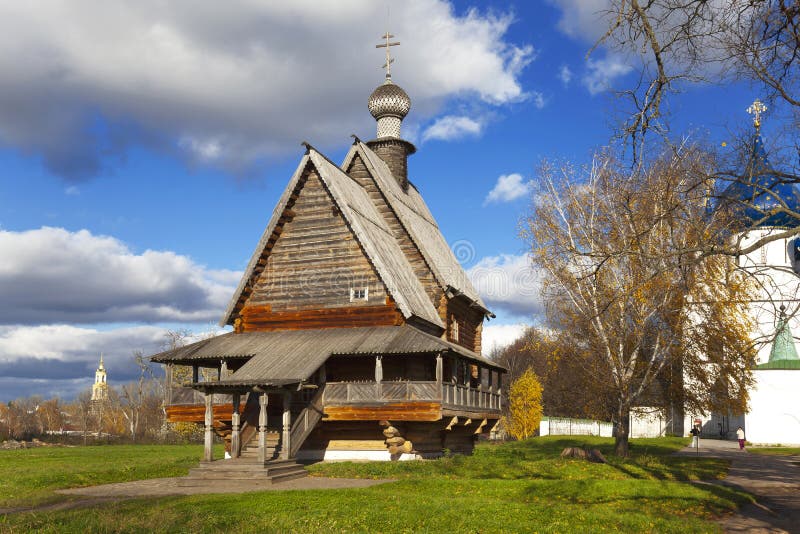 Gammal träkyrka av St Nicholas nära domkyrka av Kristi födelse av vår dam i den Suzdal Kreml royaltyfri fotografi Gammal träkyrka av St Nicholas nära domkyrka av Kristi födelse av vår dam i den Suzdal Kreml royaltyfri fotografi