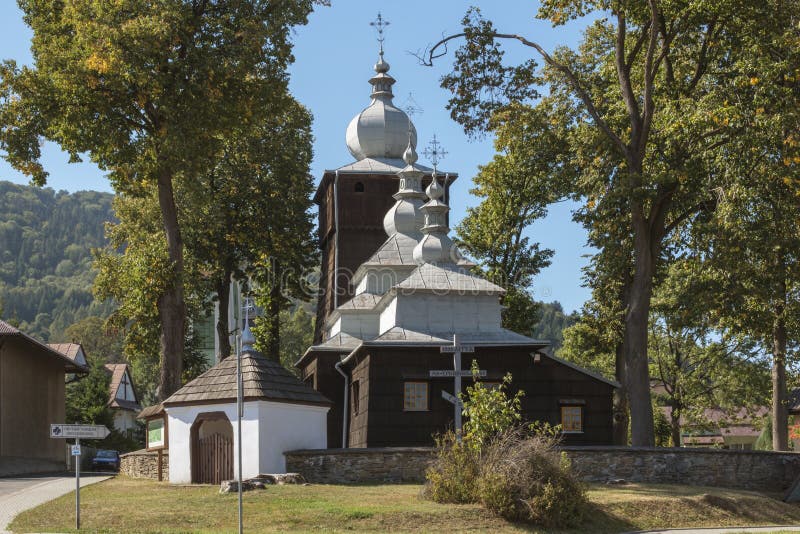 Gammal träortodox katolsk kyrka, Uscie Gorlickie, Polen fotografering för bildbyråer Gammal träortodox katolsk kyrka, Uscie Gorlickie, Polen fotografering för bildbyråer