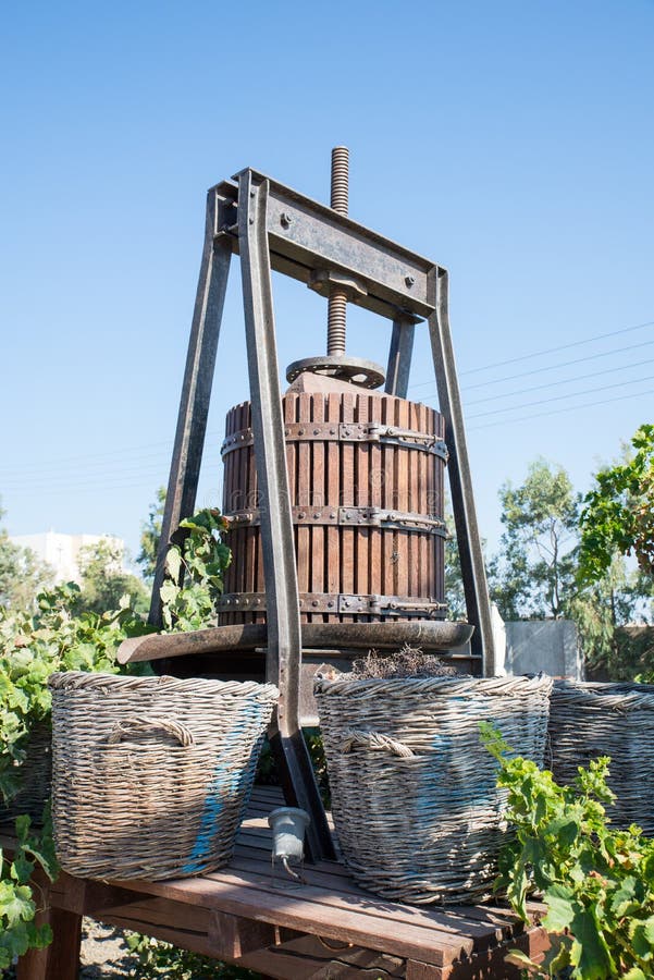 Gammal vinpress på Santorini royaltyfria foton Gammal vinpress på Santorini royaltyfria foton