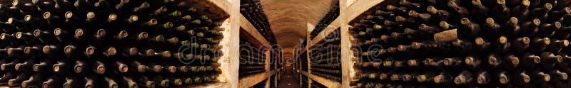 gammal wine för källaresamling royaltyfria bilder gammal wine för källaresamling royaltyfria bilder