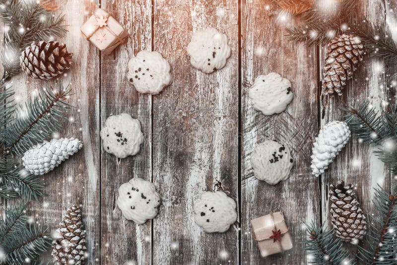 Gammal wood bakgrund, grankottar, söta gåvor och text-formade kex Utrymme för önska med vinter, xmas, nytt år och jul royaltyfri bild Gammal wood bakgrund, grankottar, söta gåvor och text-formade kex Utrymme för önska med vinter, xmas, nytt år och jul royaltyfri bild
