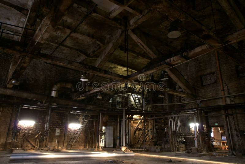 Gammal övergiven mörk fabrik royaltyfri fotografi