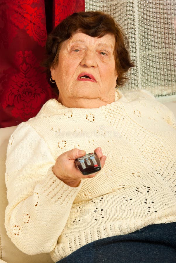 Gammalare kvinnawatchtv arkivbild Gammalare kvinnawatchtv arkivbild
