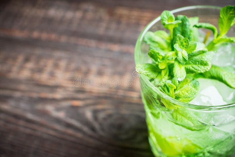 Gammalmodig dryck f?r sommar med melonlik?r- och mintkaramellsidor arkivbilder Gammalmodig dryck f?r sommar med melonlik?r- och mintkaramellsidor arkivbilder