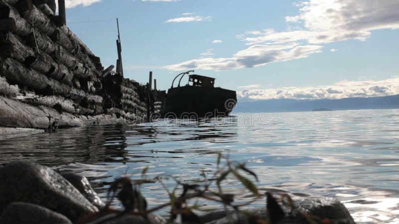 Gammalt fartyg på träpir på kusterna