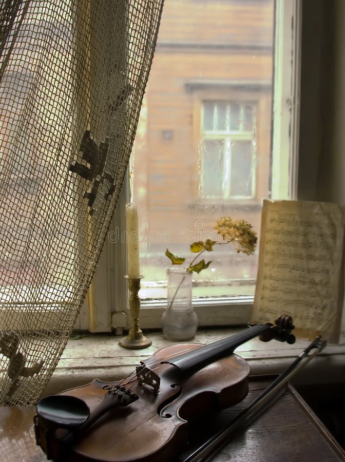 Скрипка на окне. Натюрморт с фоном скрипка окно. Скрипач у окна фото. Скрипка на окне 6 класс.