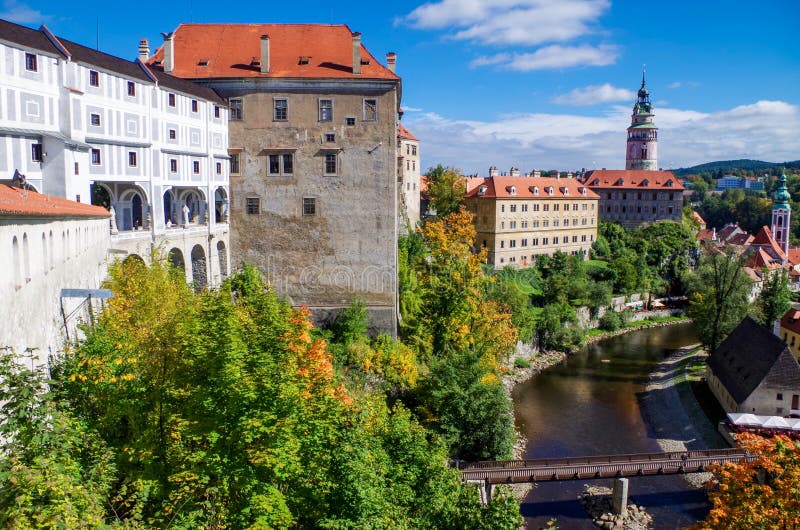 Gammalt galleri i den medeltida staden Cesky Krumlov och den Vltava floden royaltyfria bilder Gammalt galleri i den medeltida staden Cesky Krumlov och den Vltava floden royaltyfria bilder