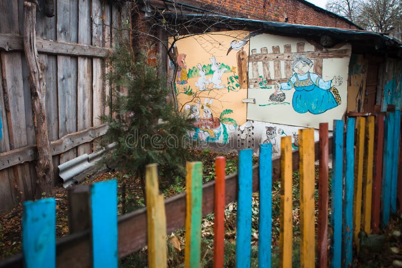 Gammalt hus med en gatakonst i Kolomna, Ryssland, höst 2015 royaltyfri bild Gammalt hus med en gatakonst i Kolomna, Ryssland, höst 2015 royaltyfri bild