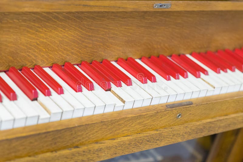 Gammalt piano för tappning Närbild av tangentbordtangenter royaltyfri foto Gammalt piano för tappning Närbild av tangentbordtangenter royaltyfri foto