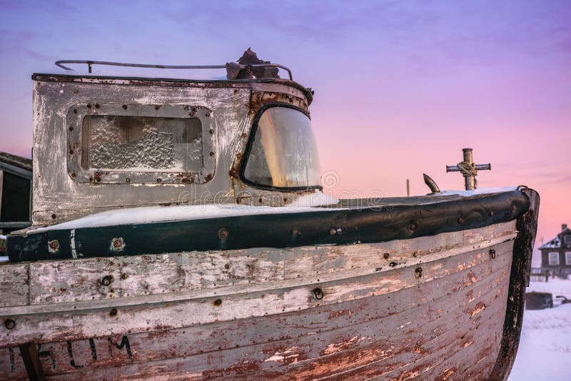 Gammalt ruttet fiskfartyg i Teriberka, Murmansk region, Ryssland fotografering för bildbyråer Gammalt ruttet fiskfartyg i Teriberka, Murmansk region, Ryssland fotografering för bildbyråer