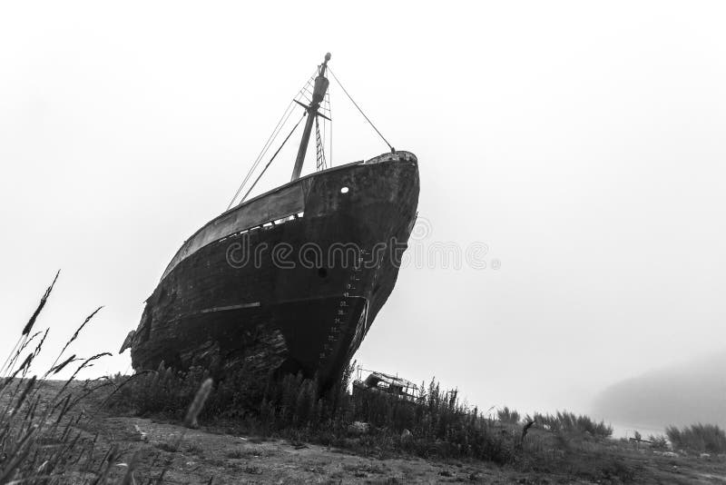 Gammalt skeppsbrutet skepp i den svartvita bilden f?r morgonmist royaltyfri foto Gammalt skeppsbrutet skepp i den svartvita bilden f?r morgonmist royaltyfri foto