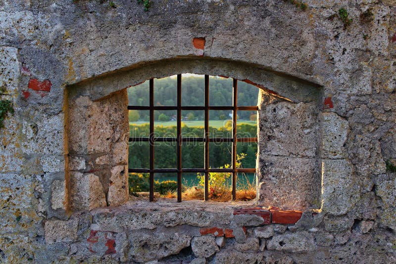 Gammalt slottgallerfönster arkivfoto Gammalt slottgallerfönster arkivfoto