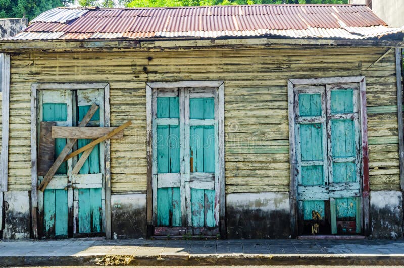 Gammalt? vergett tr? hus, med typisk dominikansk design i den koloniala zonen av Santo Domingo royaltyfria bilder