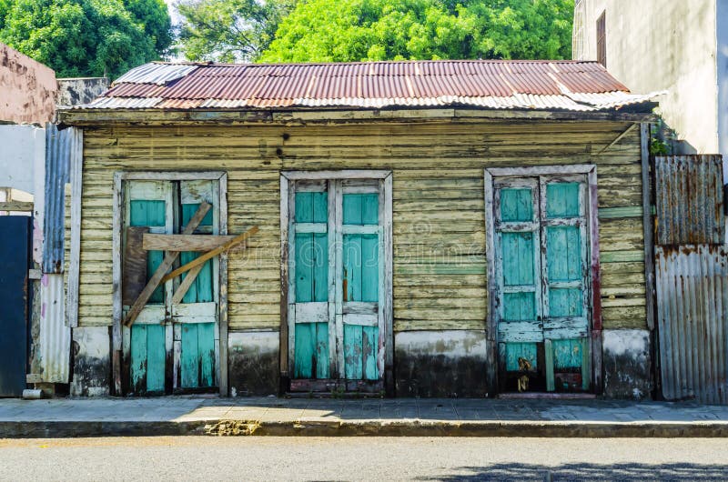 Gammalt? vergett tr? hus, med typisk dominikansk design i den koloniala zonen av Santo Domingo arkivbilder