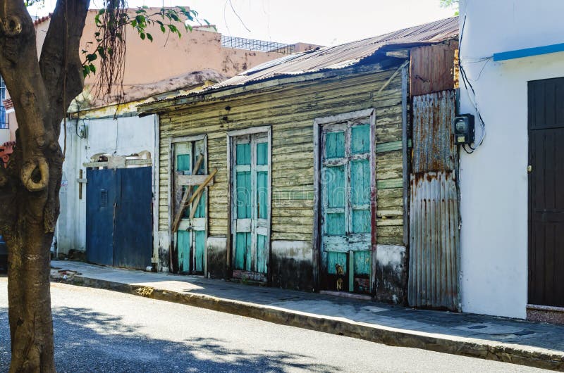 Gammalt övergett trähus, med typisk dominikansk design i den koloniala zonen av Santo Domingo royaltyfria foton