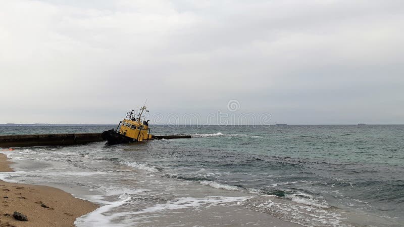 Gammalt översvämmat bogseraskepp skeppsbrott Sjunket bogseraskepp Odessa Ukraine royaltyfri fotografi Gammalt översvämmat bogseraskepp skeppsbrott Sjunket bogseraskepp Odessa Ukraine royaltyfri fotografi
