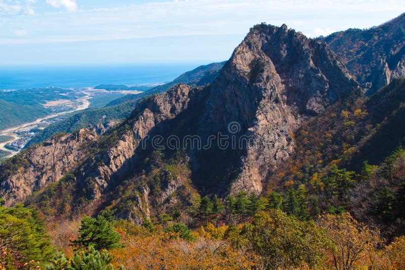 Gamme de montagne de Seoraksan image libre de droits Gamme de montagne de Seoraksan image libre de droits