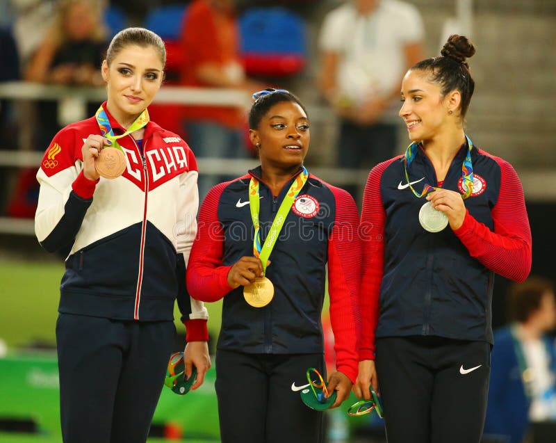 Ganadores versátiles de la gimnasia en Río 2016 Juegos Olímpicos Aliya Mustafina L, Simone Biles y Aly Raisman durante ceremonia fotografía de archivo Ganadores versátiles de la gimnasia en Río 2016 Juegos Olímpicos Aliya Mustafina L, Simone Biles y Aly Raisman durante ceremonia fotografía de archivo