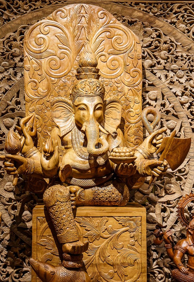Ganesh cinzelou a madeira