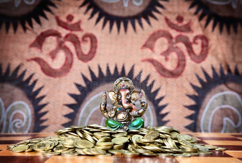Ganesh op hoop van muntstukken