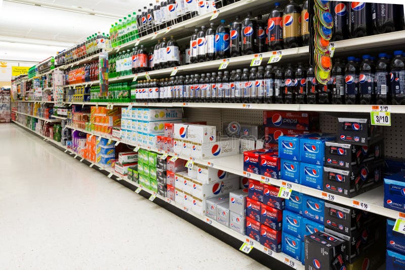 Gang der alkoholfreien Getränke in einem amerikanischen Supermarkt stockbild Gang der alkoholfreien Getränke in einem amerikanischen Supermarkt stockbild