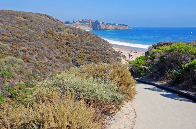Gang door Crystal Cove State Park aan Strand. stock afbeeldingen Gang door Crystal Cove State Park aan Strand. stock afbeeldingen