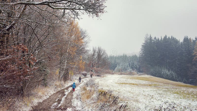 Wandelen in de eerste sneeuw in het winterse landschap royalty-vrije stock fotografie