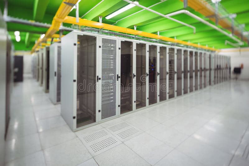 Gang met een rij van servers stock fotografie Gang met een rij van servers stock fotografie