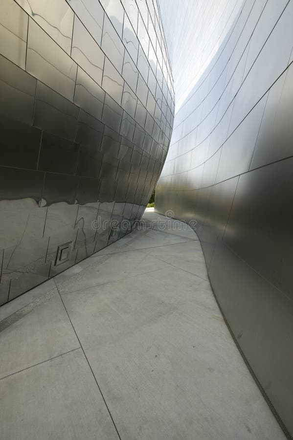 Gang tussen roestvrij staalmuren van Disney-concertzaal, door Frank Gehry worden ontworpen, in Los Angeles van de binnenstad, Cal stock foto Gang tussen roestvrij staalmuren van Disney-concertzaal, door Frank Gehry worden ontworpen, in Los Angeles van de binnenstad, Cal stock foto