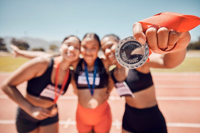 Jogo De Troféus Femininos E Vitória Para Crianças De Beisebol Na Escola,  Feliz Vencedor Em Comemoração E Apoio Ao Trabalho Em Equi Imagem de Stock -  Imagem de sorrir, sorriso: 257701769