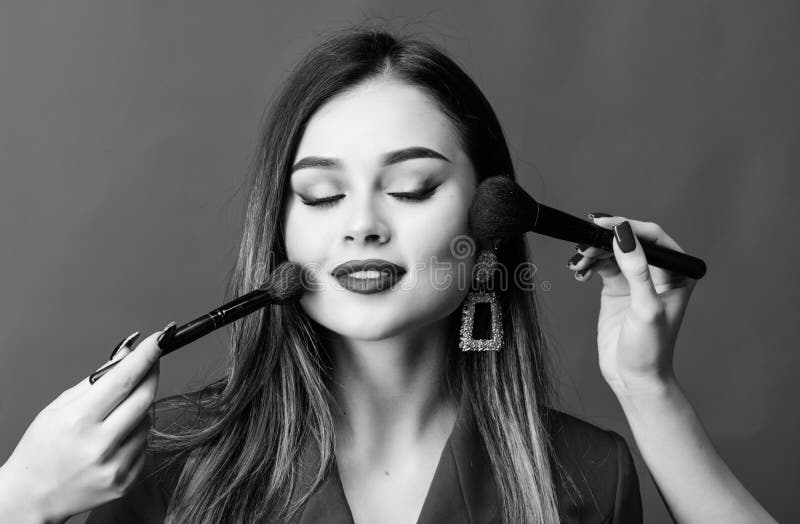 Ganska kvinnor som använder makeup-borste Perfekt hudton Enastående skönhet Kontorsartiklar Makeup-kurser underbar arkivfoto Ganska kvinnor som använder makeup-borste Perfekt hudton Enastående skönhet Kontorsartiklar Makeup-kurser underbar arkivfoto