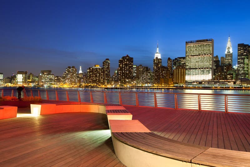 Gantry Plaza State Park and Manhattan skyline