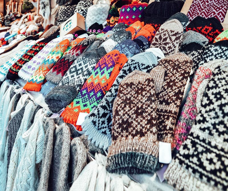 Gants, chaussettes et chapeaux colorés chauds de mitaines à une des stalles au marché de Noël de l'hiver Riga en Lettonie image stock Gants, chaussettes et chapeaux colorés chauds de mitaines à une des stalles au marché de Noël de l'hiver Riga en Lettonie image stock