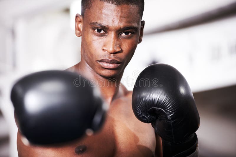 Champion De Boxe Femme Et Portrait Sur Fond Noir Pour Sport Accent Fort Ou  Formation Mma. Gants De Boxe Féminine Image stock - Image du femelle,  athlète: 269306215