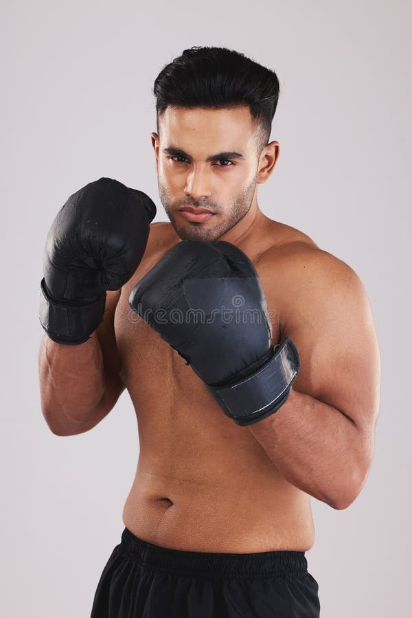 Champion De Boxe Femme Et Portrait Sur Fond Noir Pour Sport Accent Fort Ou  Formation Mma. Gants De Boxe Féminine Image stock - Image du femelle,  athlète: 269306215