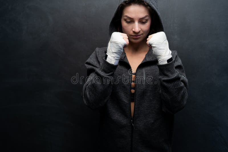 Gants de port de main de bodybuilder féminin pour l'exercice sur le fond gris avec un bon nombre de copyspace images libres de droits