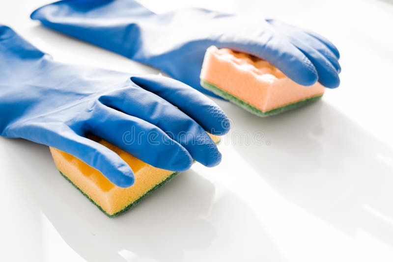 Gants En Caoutchouc Bleu Pour Le Nettoyage Avec Un Gant De Toilette Sur  Fond Blanc. Maquillage Photo stock - Image du détail, fond: 215735142