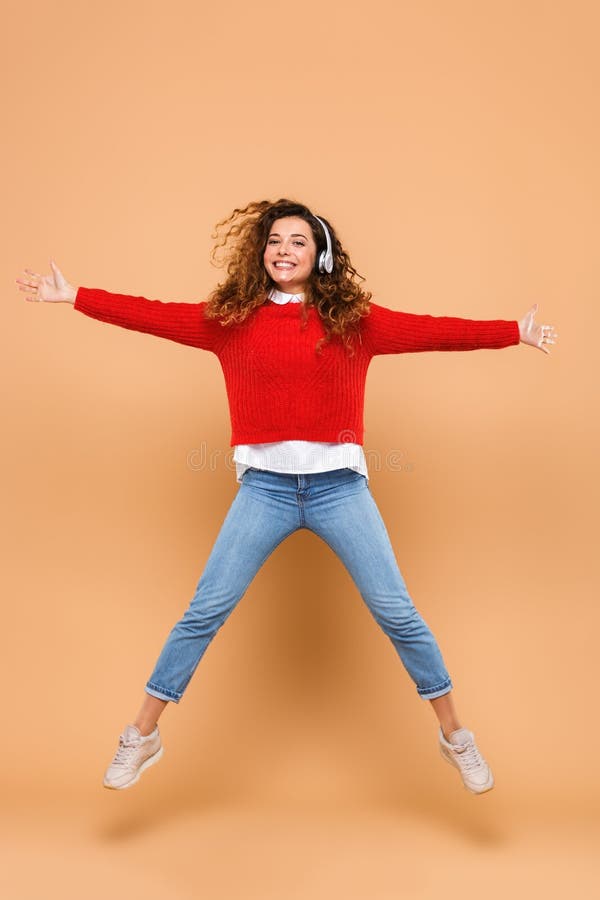 Ganzaufnahme eines glücklichen hübschen Mädchens, das Musik hört lizenzfreies stockbild Ganzaufnahme eines glücklichen hübschen Mädchens, das Musik hört lizenzfreies stockbild