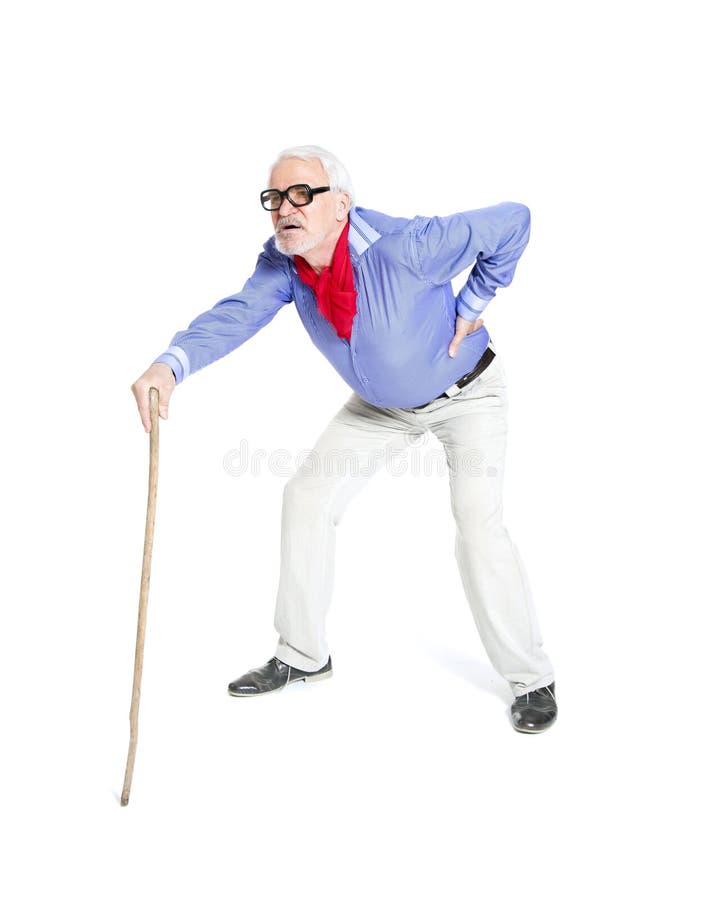 Ganzaufnahme eines älteren Mannes, der mit Stock geht stockfotografie