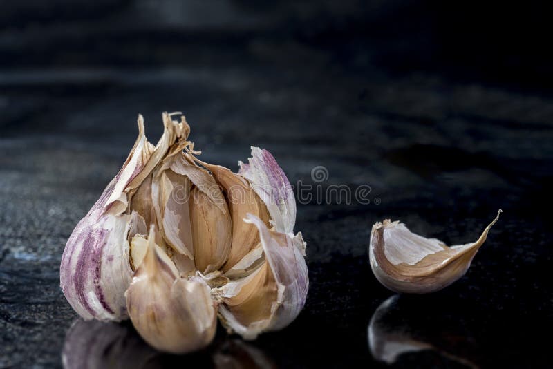 Ganze Knoblauchknollenahaufnahme auf schwarzem Hintergrund lizenzfreies stockfoto Ganze Knoblauchknollenahaufnahme auf schwarzem Hintergrund lizenzfreies stockfoto