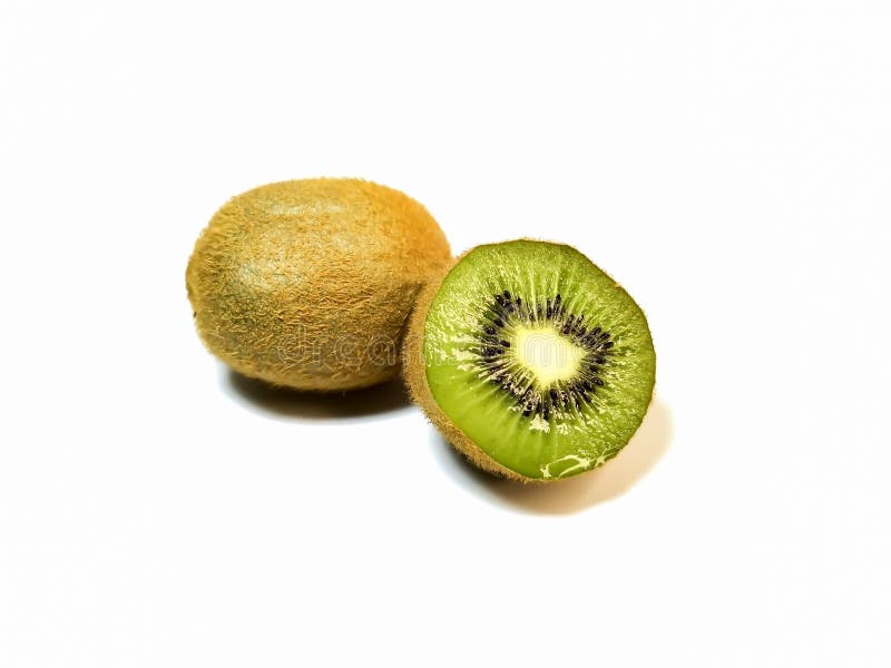 Ganze und halbe kolossale Kiwi Kiwi auf einem weißen Hintergrund stockfoto