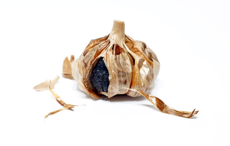 Ganzes gegorene schwarze Knoblauchknolle lizenzfreie stockfotografie Ganzes gegorene schwarze Knoblauchknolle lizenzfreie stockfotografie