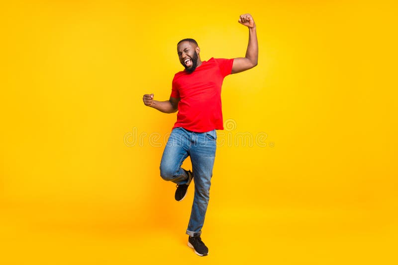 Ganzes KÃ¶rpergrÃ¶ÃŸenfoto von frÃ¶hlichem frÃ¶hlichen, glÃ¼cklichen schwarzen Mann, der mit Freude tanzt und mit Gelb isoliert is