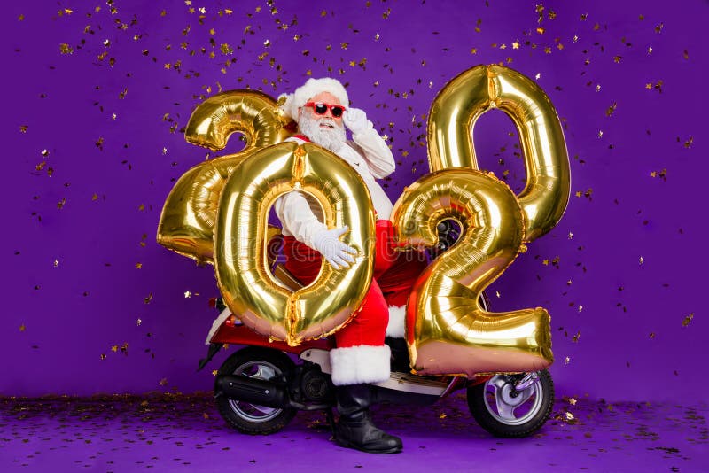 Ganzkörperfoto des fetten Santa Mann sitzen auf dem Fahrrad mit großer Luft halten Neujahr 2020 Zahlen Ballons Konfetti Absturz t lizenzfreies stockbild Ganzkörperfoto des fetten Santa Mann sitzen auf dem Fahrrad mit großer Luft halten Neujahr 2020 Zahlen Ballons Konfetti Absturz t lizenzfreies stockbild