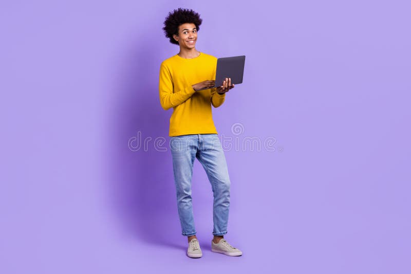Ganzkörpergrößenkader eines fröhlichen Optimisten, der fernstudierte, auf Violett isolierte Hold-Netbook-Lernmathematik stockfotografie