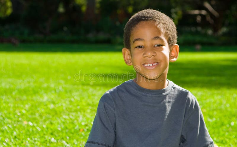 Étudiant Curieux Mignon D'écolier D'enfant Afro-américaine 6 Ans Sur Le  Bleu Backgroung. Portrait Noir De Garçon D'enfant Image stock - Image du  fond, mignon: 171303471