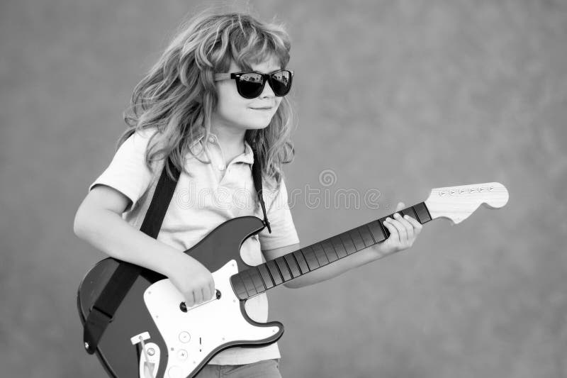 Jolie Petite Fille Joue De La Guitare En Concert