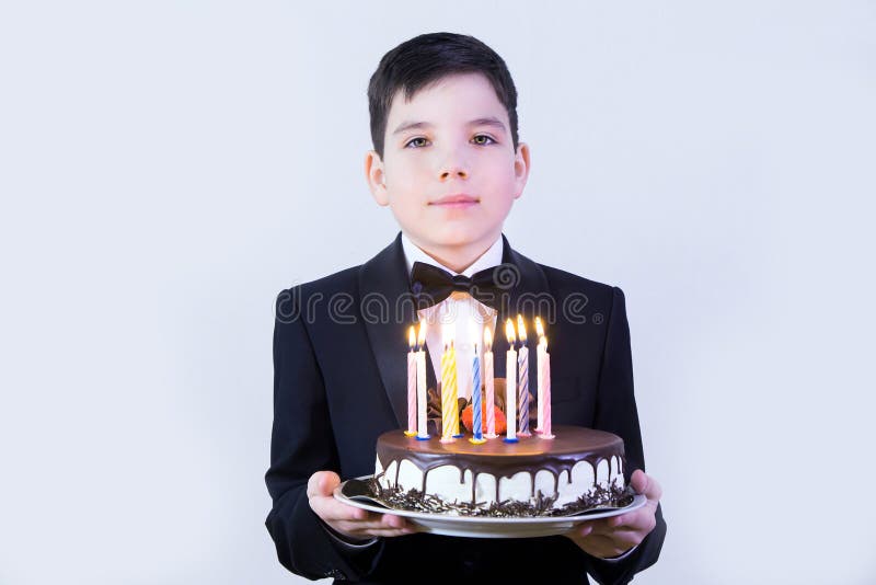 Garcon Avec Le Gateau D Anniversaire Photo Stock Image Du Reception Bougies