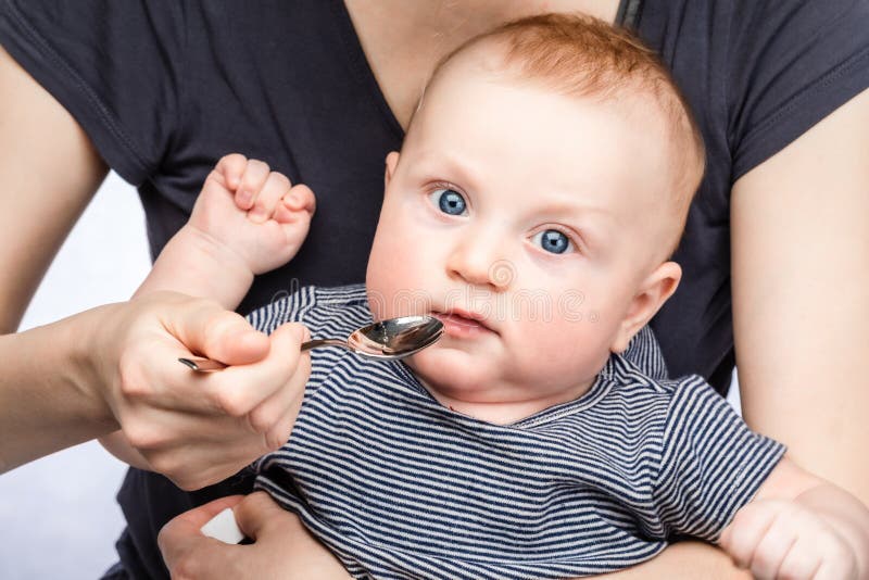 Mere Nourrissant Bebe Garcon Avec Medicament Liquide Photo Stock Image Du Medecine Infirmiere Mere Nourrissant Bebe Garcon Avec Medicament Liquide Photo Stock Image Du Medecine Infirmiere